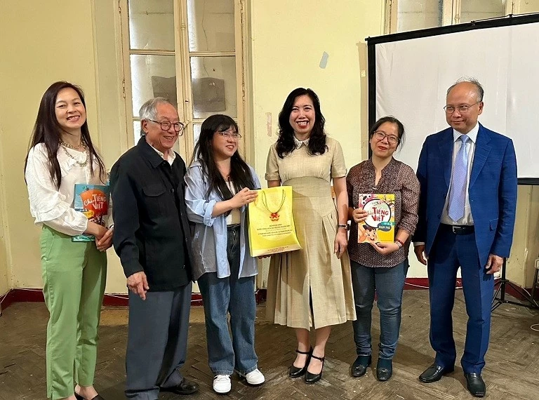 Thứ trưởng Bộ Ngoại giao Lê Thị Thu Hằng thăm cộng đồng người Việt tại Bordeaux, Pháp. Thứ trưởng Bộ Ngoại giao Lê Thị Thu Hằng thăm cộng đồng người Việt tại Bordeaux, Pháp