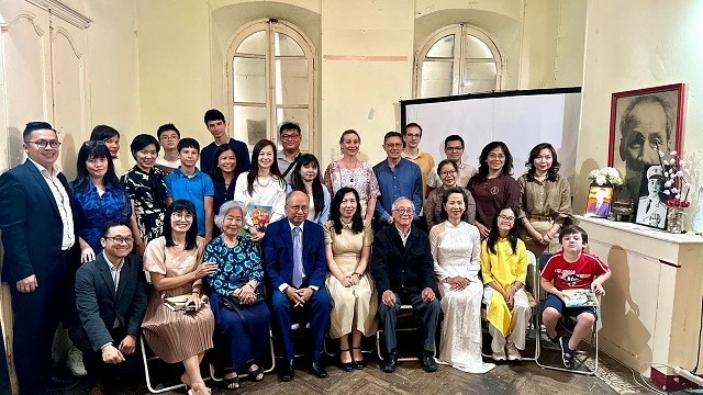 Thứ trưởng Bộ Ngoại giao Lê Thị Thu Hằng thăm cộng đồng người Việt tại Bordeaux, Pháp. Thứ trưởng Bộ Ngoại giao Lê Thị Thu Hằng thăm cộng đồng người Việt tại Bordeaux, Pháp
