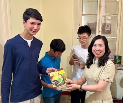 Thứ trưởng Bộ Ngoại giao Lê Thị Thu Hằng thăm cộng đồng người Việt tại Bordeaux, Pháp