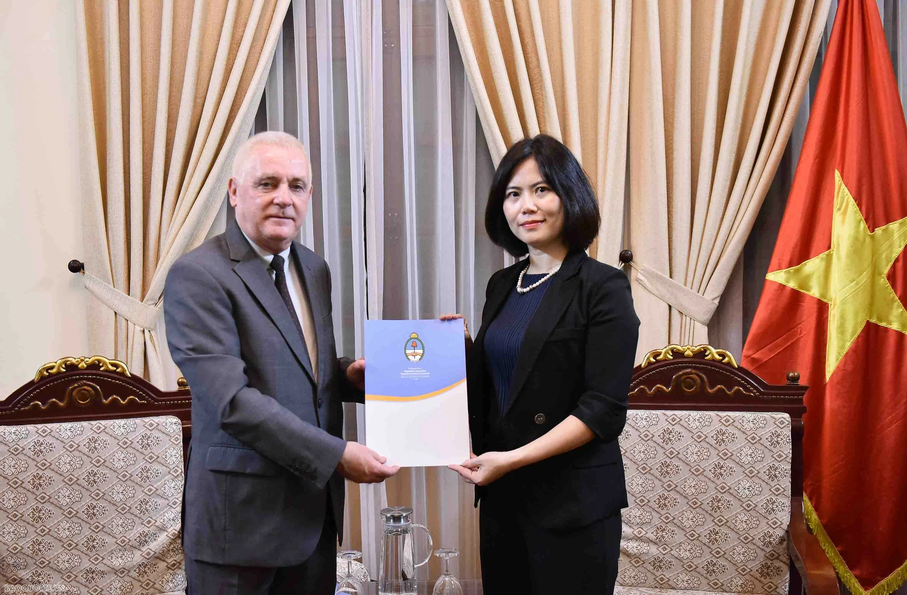 Tiếp nhận bản sao Thư ủy nhiệm bổ nhiệm Đại sứ Argentina và Đại sứ Đức tại Việt Nam