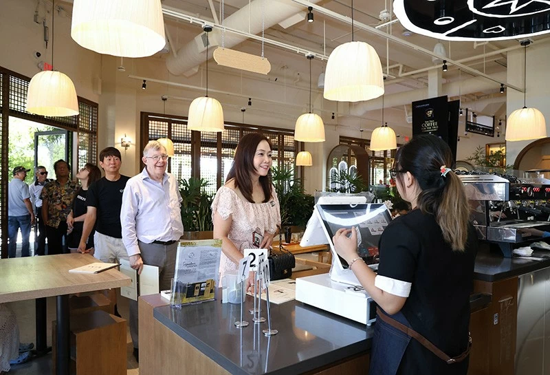 The Trung Nguyen Legend coffee space shop at 909 Story Road, Unit 100, San Jose, attracts many coffee enthusiasts who come to experience the culture and enjoy Vietnamese and global coffee on the opening day.