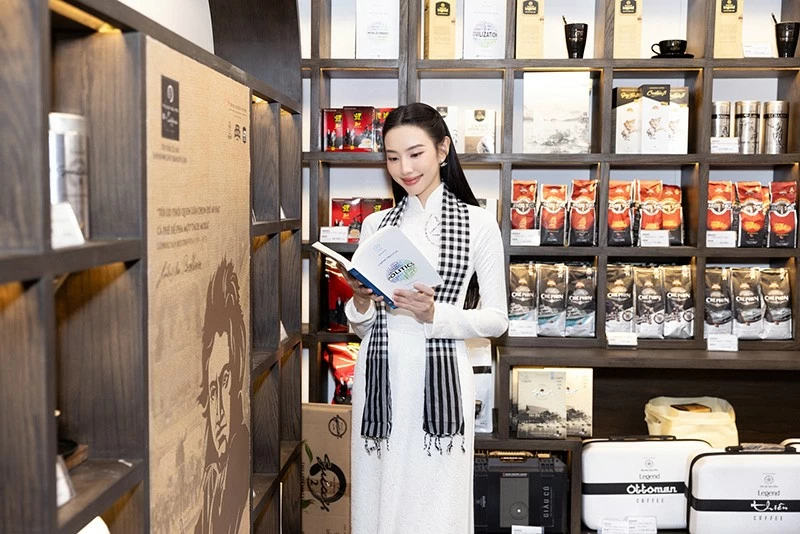 Miss Grand International Thuy Tien shares her admiration for the Trung Nguyen E-Coffee model and strongly desires to promote it worldwide in CNN’s article “The Tao of Coffee: From Beans to Beauty.”