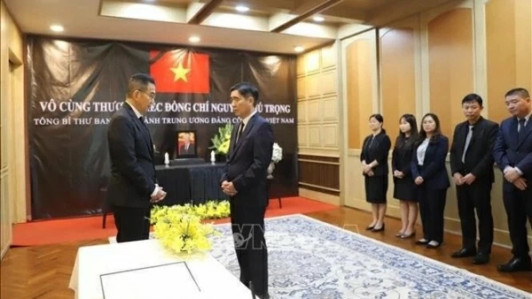 Thai Foreign Minister Maris Sangiampongsa pays tribute to Party General Secretary Nguyen Phu Trong