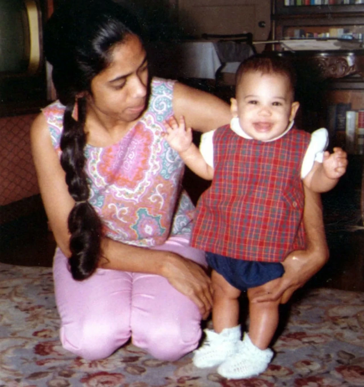 Kamala cùng mẹ Shyamala Gopalan, một nhà khoa học về ung thư vú. (Nguồn: White House)