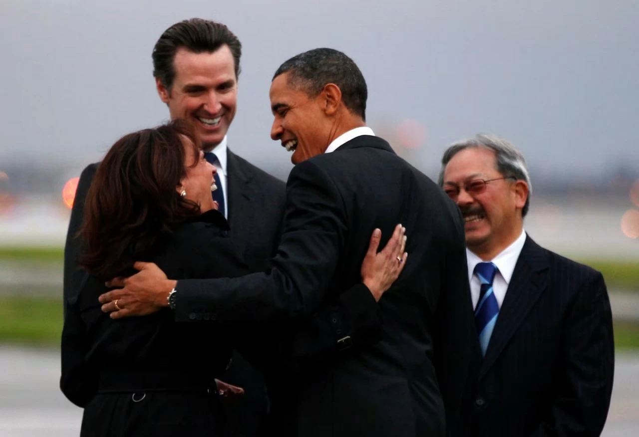 Tổng thống Hoa Kỳ Barack Obama được Tổng chưởng lý California Kamala Harris, Phó thống đốc California Gavin Newsom và Thị trưởng San Francisco Edwin Lee (phải) chào đón khi ông đến San Francisco, tháng 2 năm 2011. REUTERS