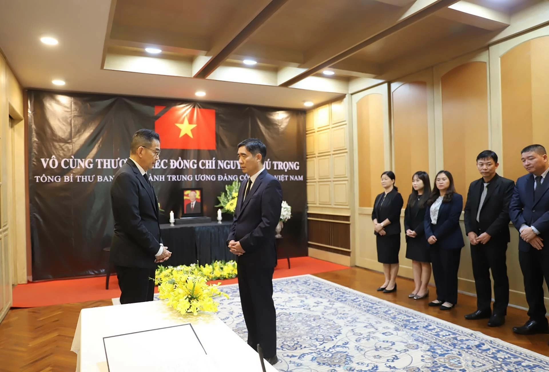 Bộ trưởng Ngoại giao Vương quốc Thái Lan Maris Sangiampongsa (bên trái) chia buồn với Đại sứ Phạm Việt Hùng. (Nguồn: TTXVN)