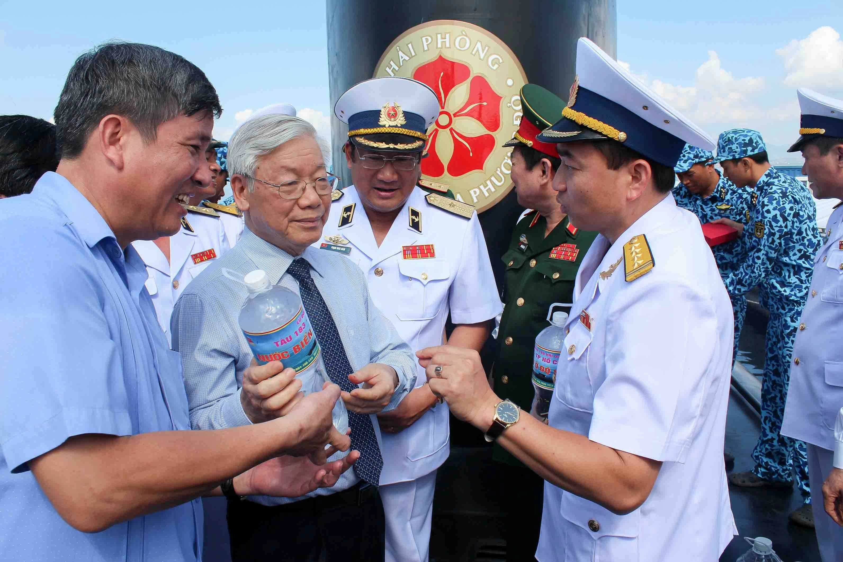 Tổng Bí thư Nguyễn Phú Trọng với cán bộ chiến sĩ Hải quân