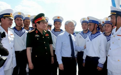 Tổng Bí thư Nguyễn Phú Trọng với cán bộ chiến sĩ Hải quân Tổng Bí thư Nguyễn Phú Trọng với cán bộ chiến sĩ Hải quân