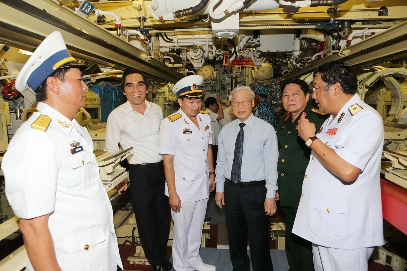 Tổng Bí thư Nguyễn Phú Trọng với cán bộ chiến sĩ Hải quân