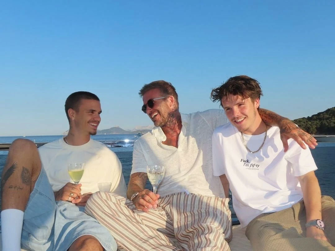 Hình ảnh cặp vợ chồng cựu danh thủ David Beckham và 3 con
