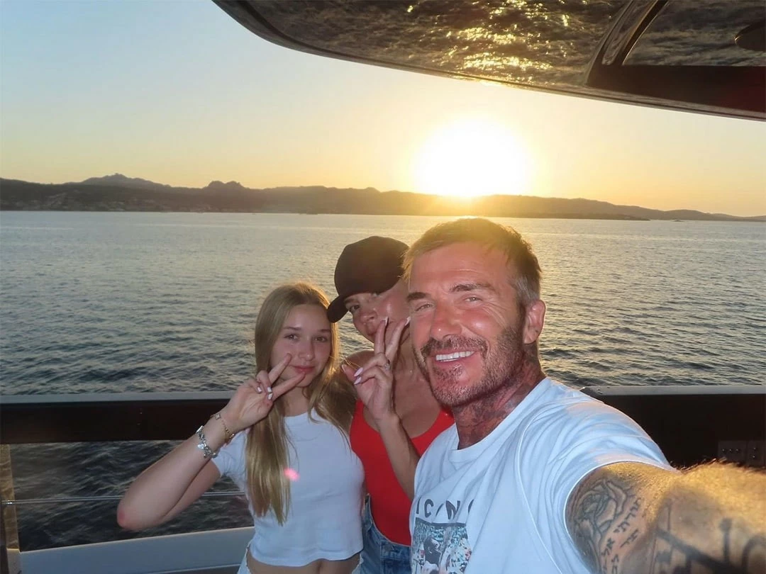 Hình ảnh cặp vợ chồng cựu danh thủ David Beckham và 3 con