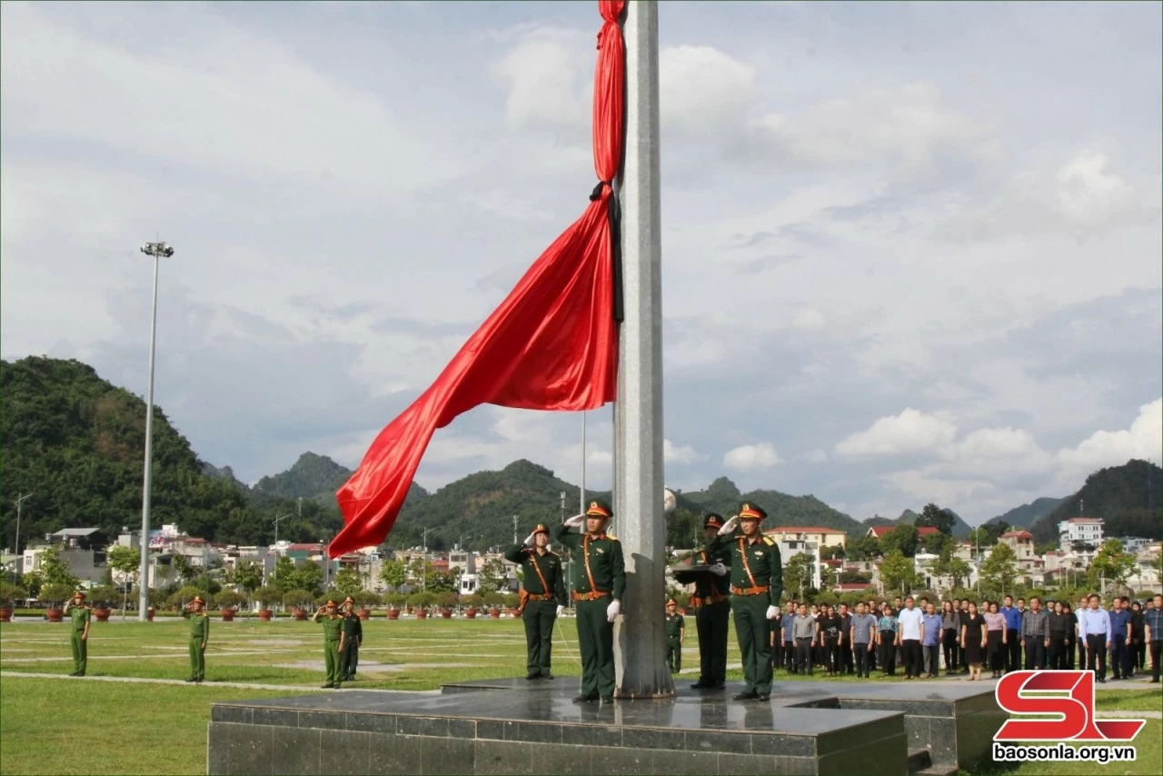 Hình ảnh cờ rủ xuất hiện nhiều nơi trước Quốc tang Tổng Bí thư Nguyễn Phú Trọng