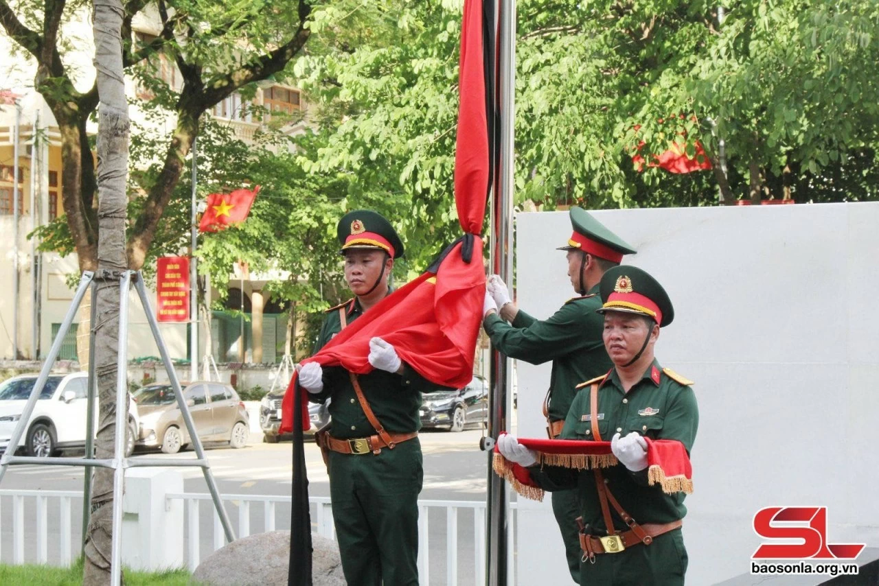 Hình ảnh cờ rủ xuất hiện nhiều nơi trước Quốc tang Tổng Bí thư Nguyễn Phú Trọng