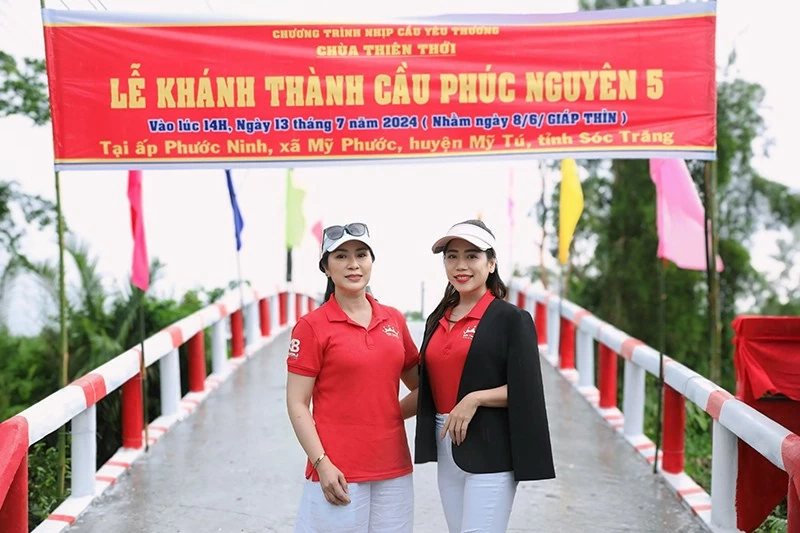 Hoa hậu Ngọc Quyên (trái) và Lê Oanh (phải) cũng cam kết sẽ đồng hành cùng các hoạt động cộng đồng khi ban tổ chức phát động.