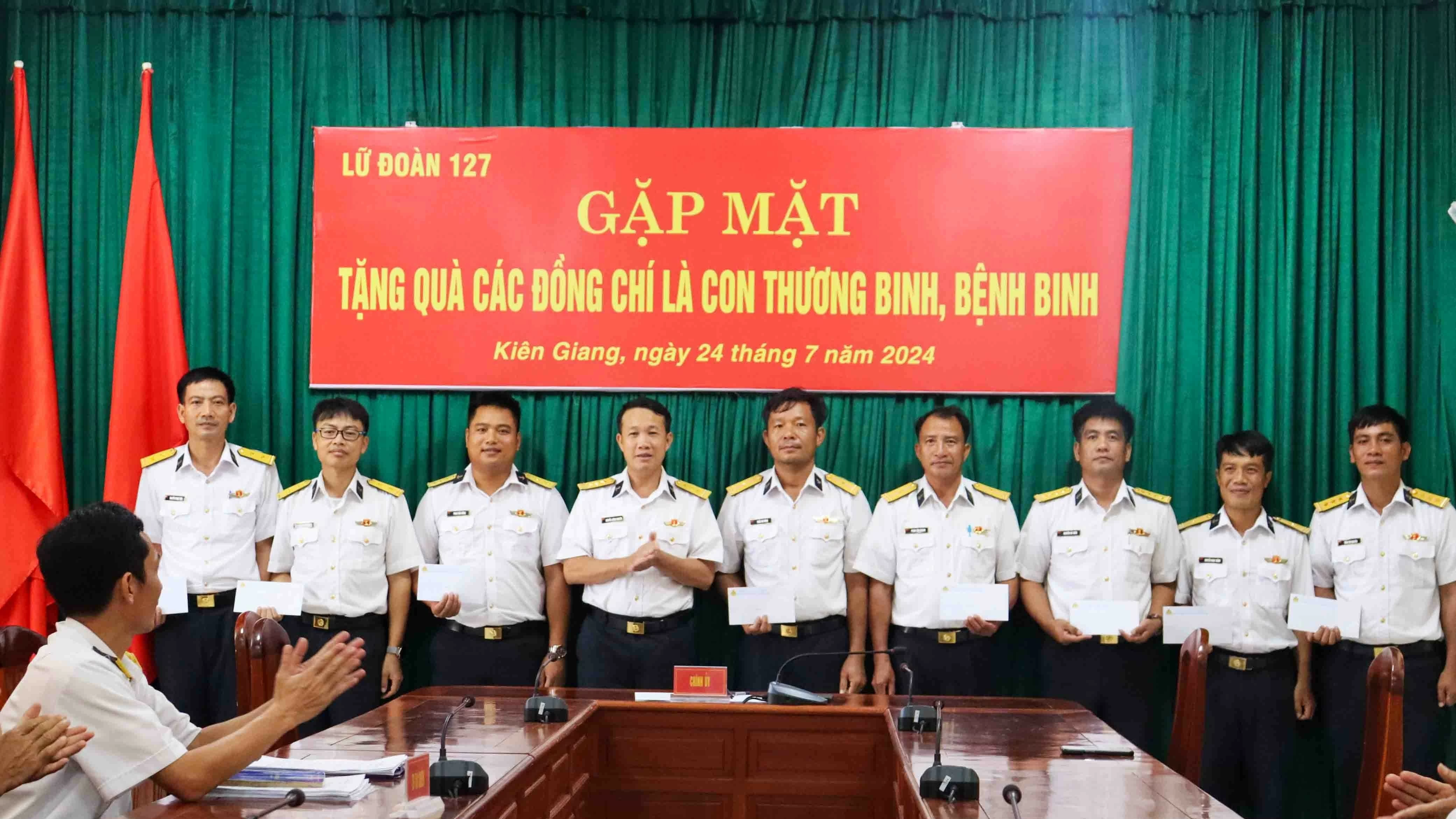 Cán bộ, chiến sĩ Hải quân tri ân các gia đình thương binh, bệnh binh