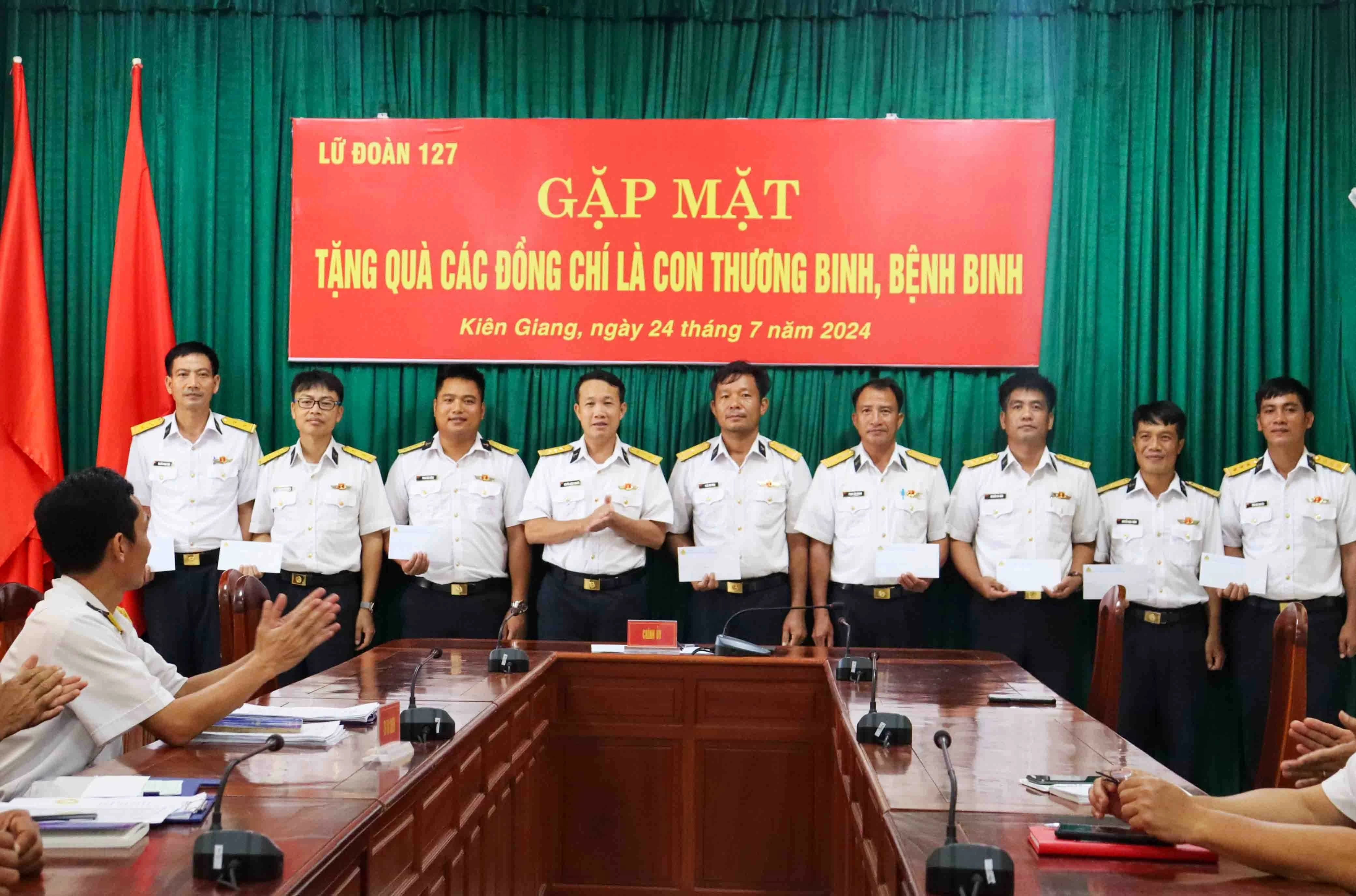 Lữ đoàn 127 gặp mặt, tặng quà thân nhân thương binh, bệnh binh