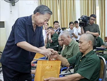 President visits war invalids, sick soldiers in Bac Ninh province