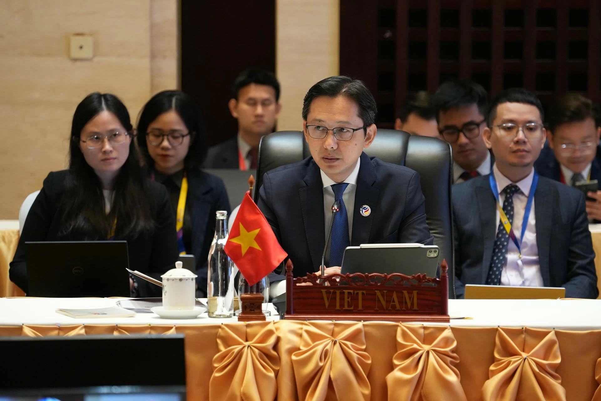 Thừa ủy quyền của Bộ trưởng Ngoại giao Bùi Thanh Sơn, Thứ trưởng Bộ Ngoại giao Đỗ Hùng Việt, Trưởng SOM ASEAN của Việt Nam đã dẫn đầu đoàn đại biểu Việt Nam dự họp. Thừa ủy quyền của Bộ trưởng Ngoại giao Bùi Thanh Sơn, Thứ trưởng Bộ Ngoại giao Đỗ Hùng Việt, Trưởng SOM ASEAN của Việt Nam đã dẫn đầu đoàn đại biểu Việt Nam dự họp.