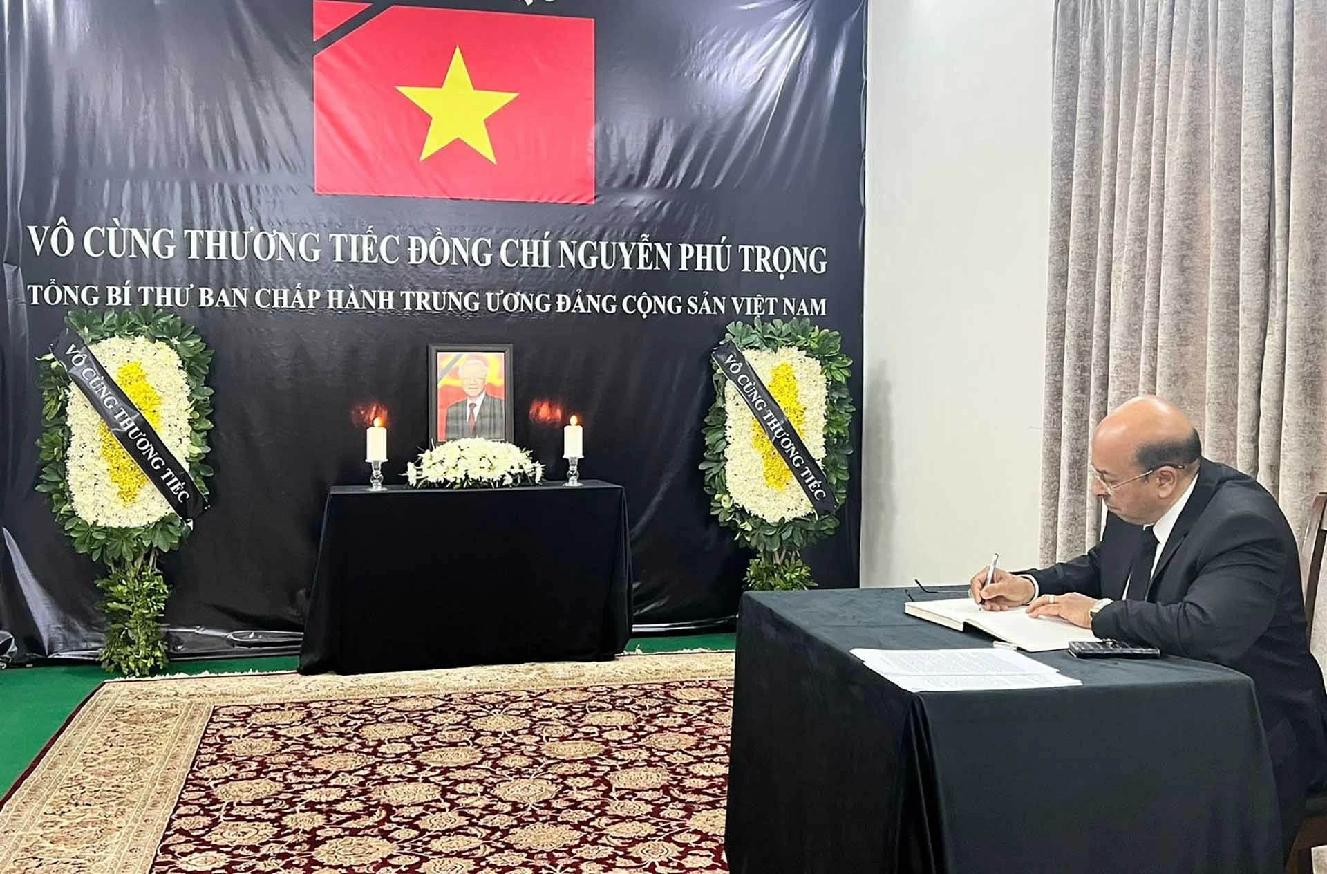 Vụ trưởng Vụ Lễ tân Liên đoàn Arab ghi sổ tang chia buồn. Vụ trưởng Vụ Lễ tân Liên đoàn Arab ghi sổ tang chia buồn.
