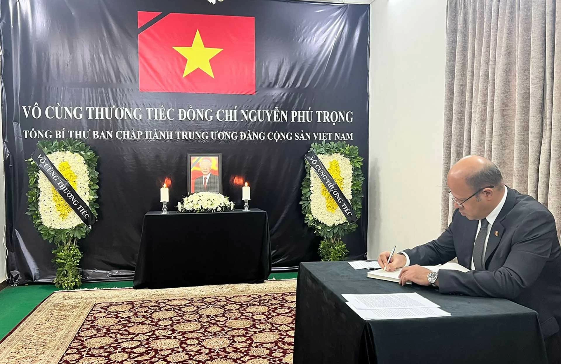 Đại diện cho Tổng thống, ông Abdel Aziz El Sherif ghi sổ tang chia buồn, Đại diện cho Tổng thống, ông Abdel Aziz El Sherif ghi sổ tang chia buồn,