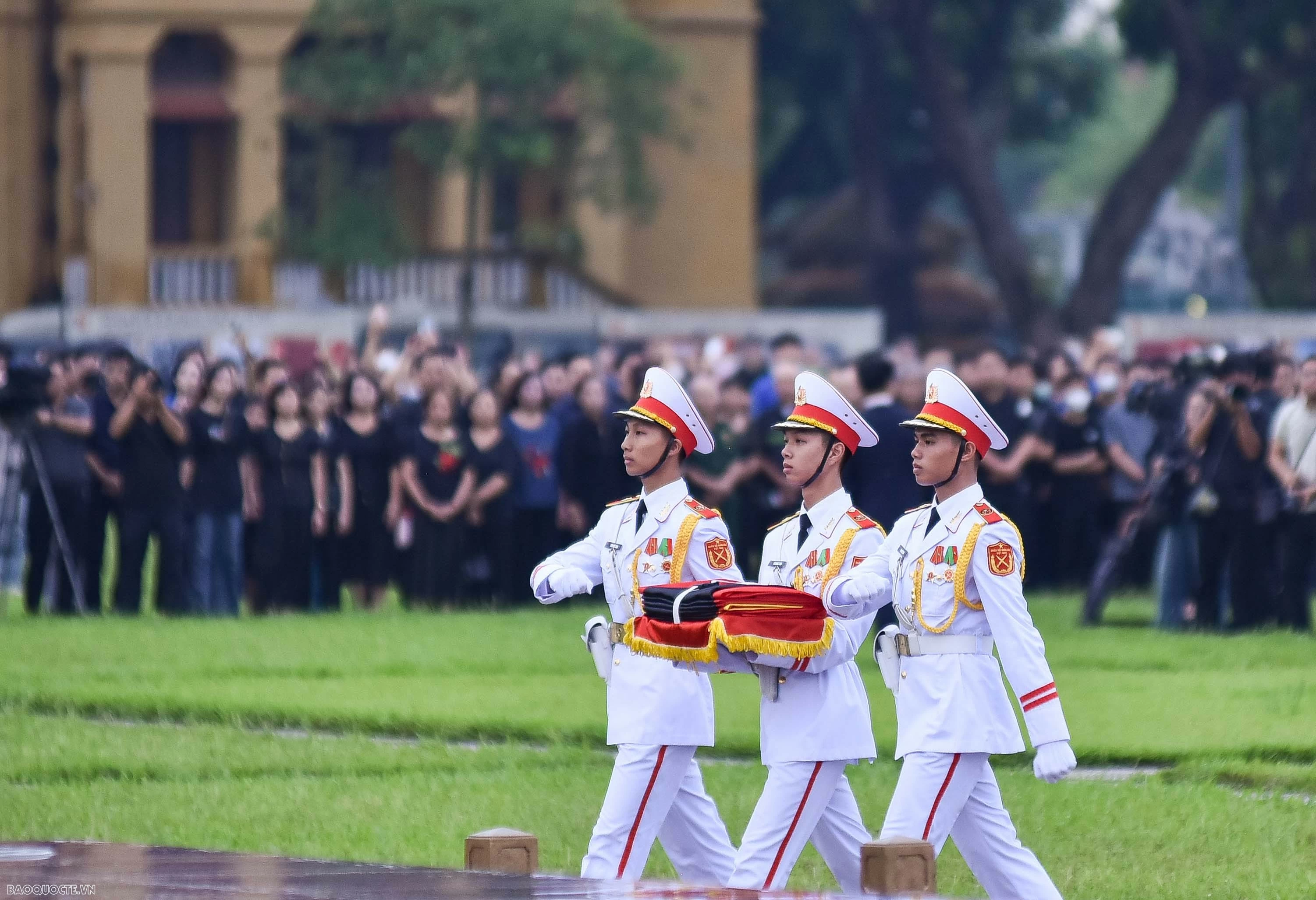 Flag hoisted half-mast in national mourning for Party General Secretary Nguyen Phu Trong