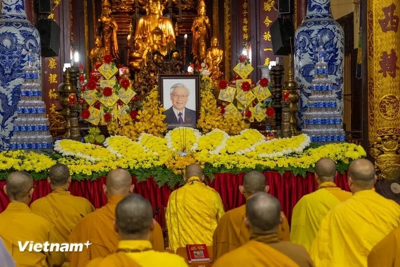 Buddhist monks, nuns, followers pay tribute to Party General Secretary Nguyen Phu Trong