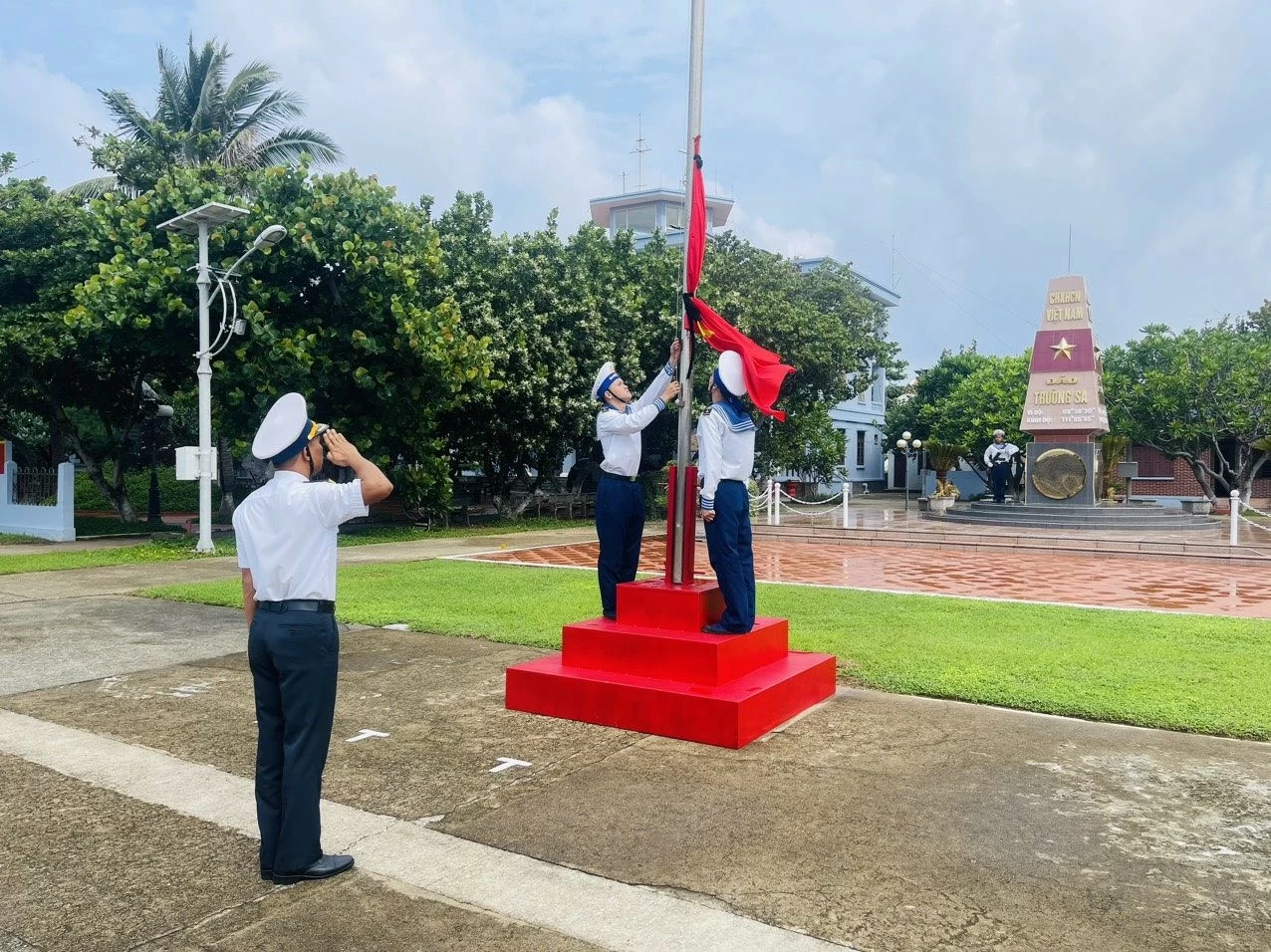 Các chiến sĩ hải quân treo cờ rủ tưởng nhớ Tổng Bí thư Nguyễn Phú Trọng từ đảo xa