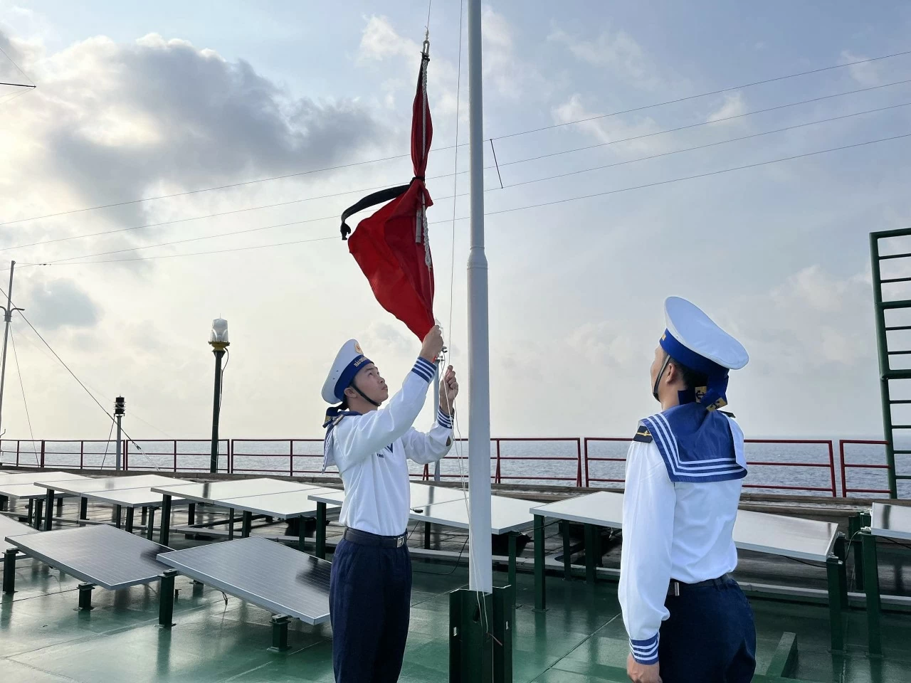 Các chiến sĩ hải quân treo cờ rủ tưởng nhớ Tổng Bí thư Nguyễn Phú Trọng từ đảo xa