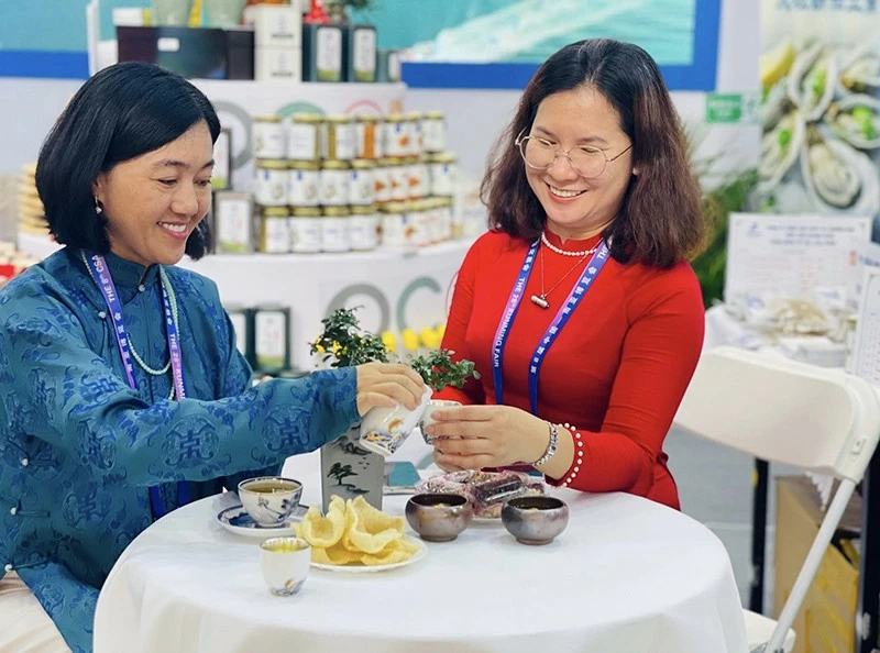 Bà Phạm Thị Thanh Hương – CEO thương hiệu trà Việt Tú mời trà tại Hội chợ Triển lãm.