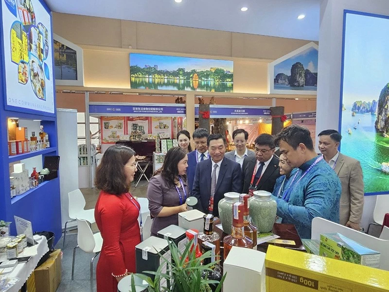 Tổng Lãnh sự Việt Nam tại Côn Minh và đại diện các lãnh đạo thăm quan gian hàng và bà Nguyễn Thị Hiền – Giám đốc Sở Công Thương tỉnh Quảng Ninh giới thiệu các sản phẩm đặc trưng của địa phương.
