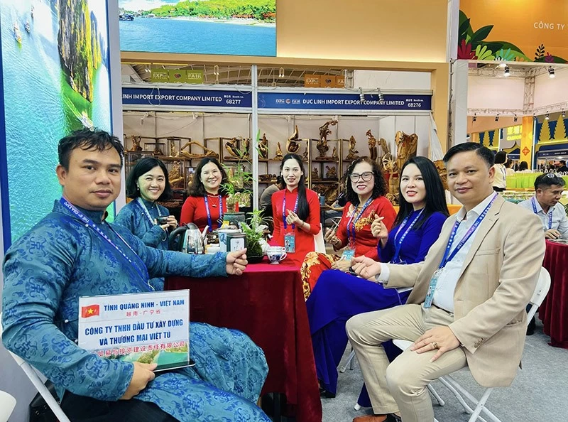 Hai nhà sáng lập thương hiệu Trà Việt Tú Dương Tử Cương và CEO Phạm Thị Thanh Hương (bên trái) và đại diện tỉnh Quảng Ninh tham dự tại Hội trợ Triển lãm.