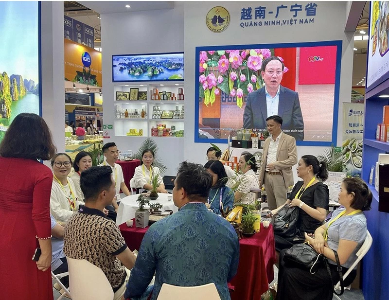 Sản phẩm trà Việt Tú được nhiều đối tác và khách hàng tại Hội trợ Triển lãm quan tâm.