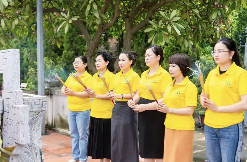 CEO Nguyễn Thu Hồng và doanh nhân Thoa Chu (ở giữa) cùng các nữ doanh nhân HWLV viếng các anh hùng liệt sĩ nhân ngày 27/7