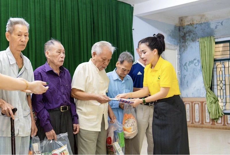 CEO Nguyễn Thu Hồng trao quà cho các thương bệnh binh và những người có công với cách mạng.