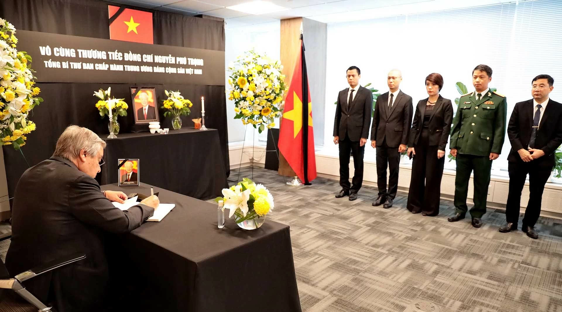 Tổng thư ký Liên hợp quốc Antonio Guterres đã tới viếng Tổng Bí thư Nguyễn Phú Trọng tại Phái đoàn thường trực Việt Nam tại Liên hợp quốc.