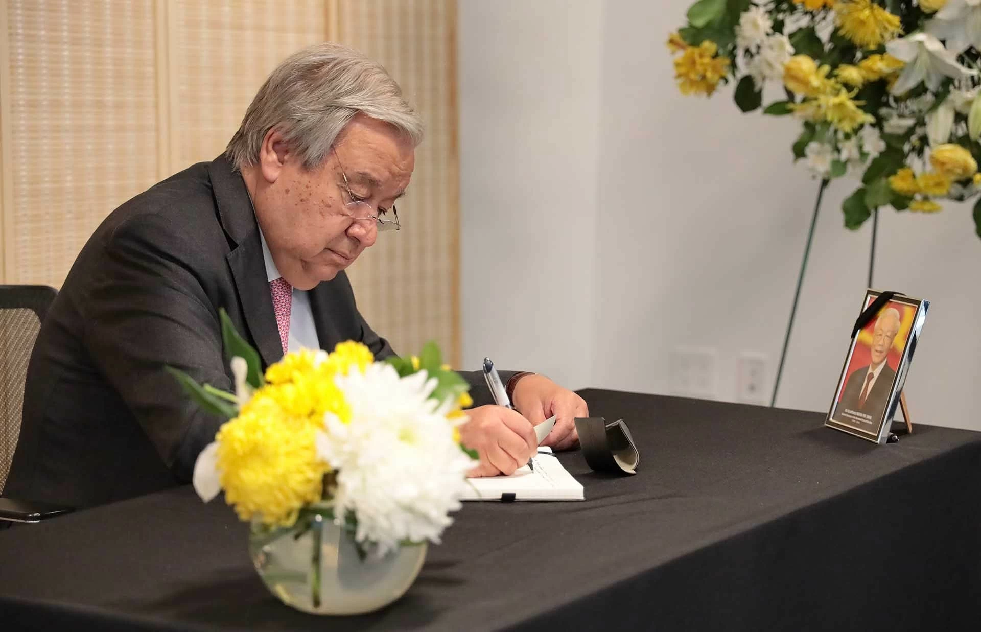 Tổng thư ký Antonio Guterres ghi sổ tang chia buồn sâu sắc nhất tới Chính phủ, nhân dân Việt Nam và gia đình Tổng Bí thư Nguyễn Phú Trọng.