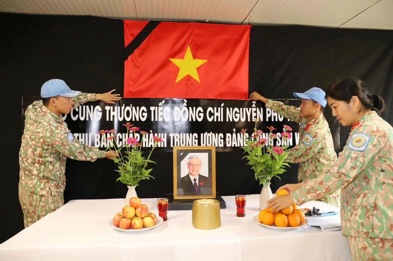 Hình ảnh các cán bộ, chiến sĩ mũ nồi xanh tưởng nhớ Tổng bí thư Nguyễn Phú Trọng