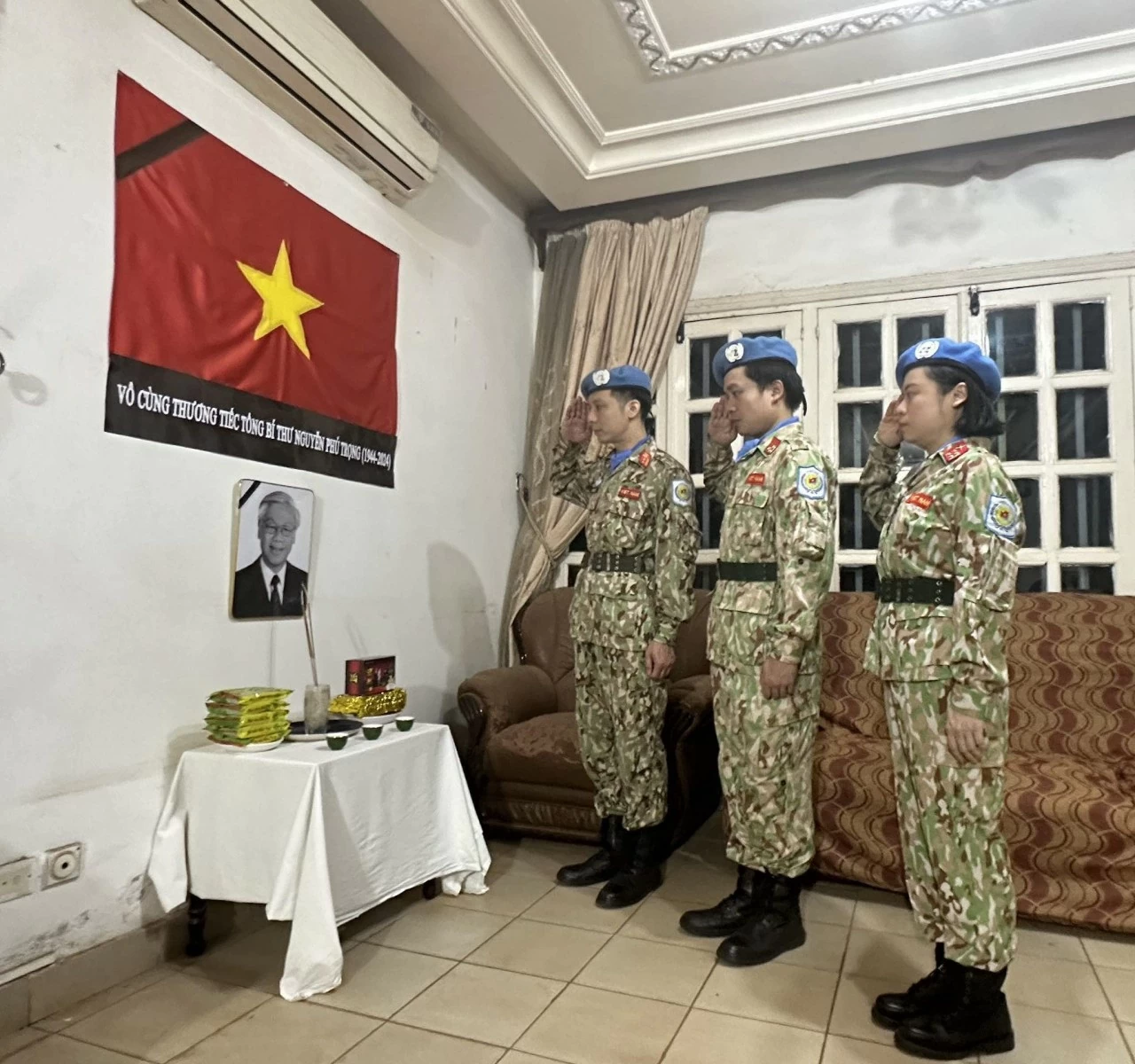 Hình ảnh các cán bộ, chiến sĩ mũ nồi xanh tưởng nhớ Tổng bí thư Nguyễn Phú Trọng