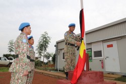 Cán bộ, chiến sĩ mũ nồi xanh treo cờ rủ, lập bàn thờ tưởng nhớ Tổng Bí thư Nguyễn Phú Trọng