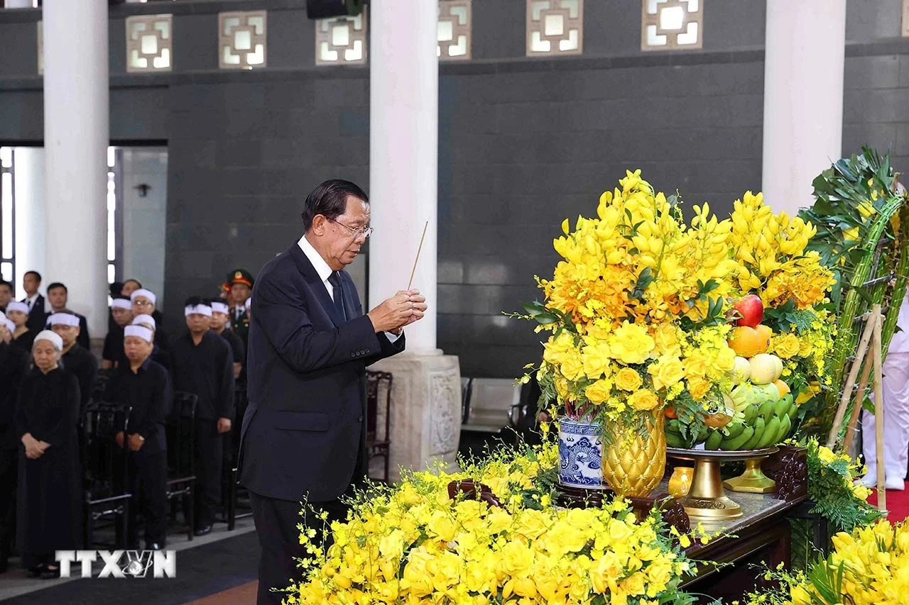 Đoàn Vương quốc Campuchia do Chủ tịch Đảng Nhân dân Campuchia, Chủ tịch Thượng viện Campuchia Hun Sen làm Trưởng đoàn, viếng Tổng Bí thư Nguyễn Phú Trọng.