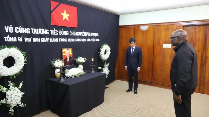 African political parties' leaders sign condolence books in memory of Party General Secretary Nguyen Phu Trong