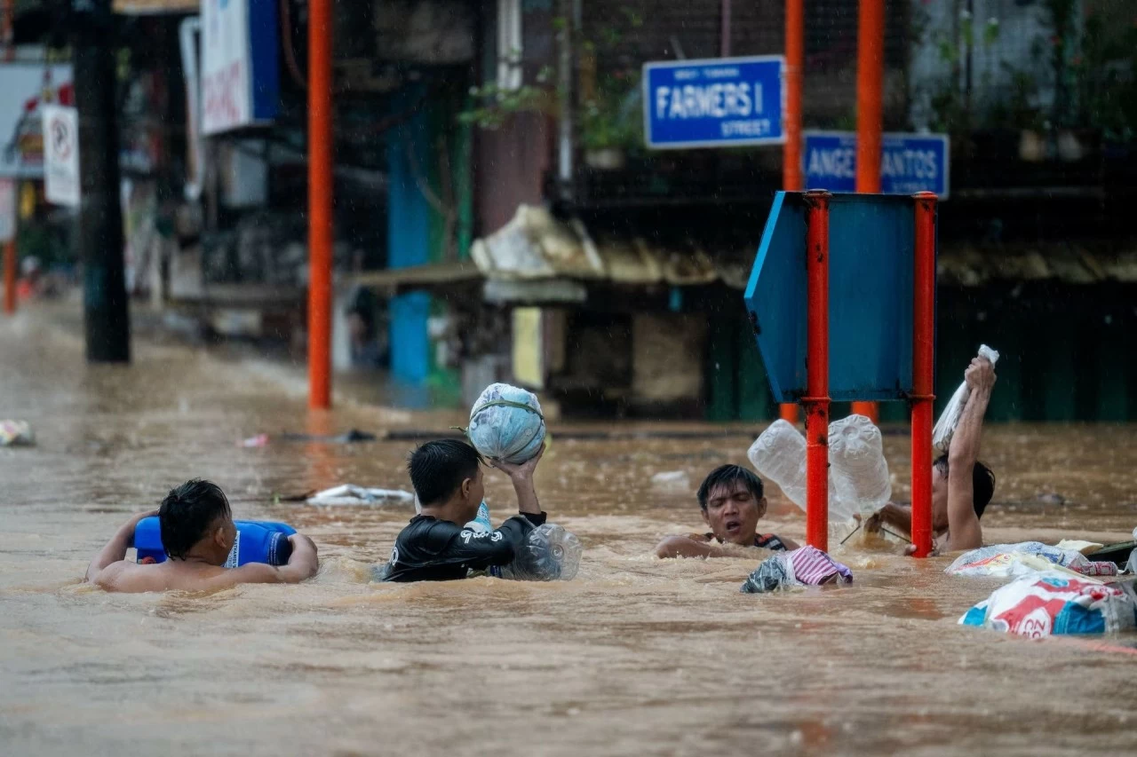 Philippines: Đường phố thủ đô Manila chìm trong nước sau cơn bão Gaemi