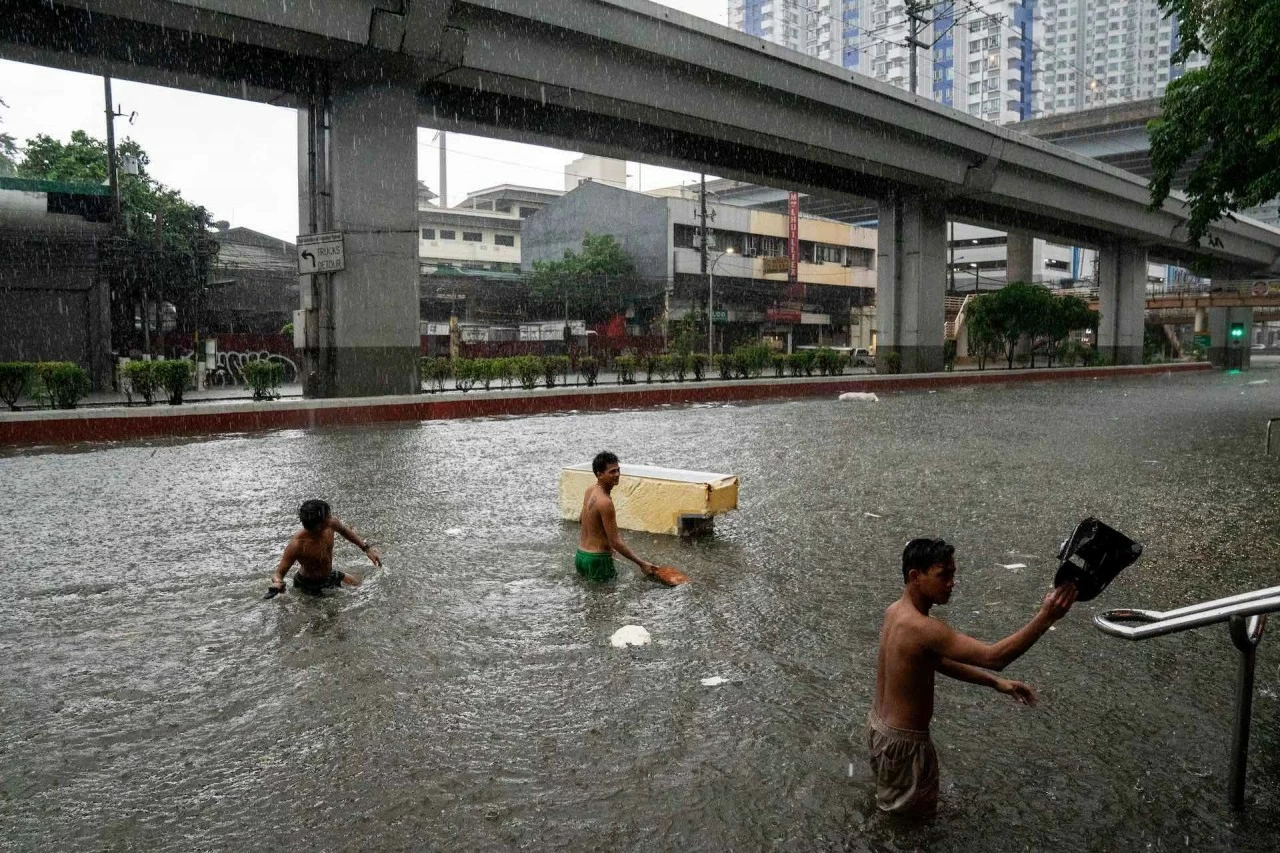 Philippines: Đường phố thủ đô Manila chìm trong nước sau cơn bão Gaemi