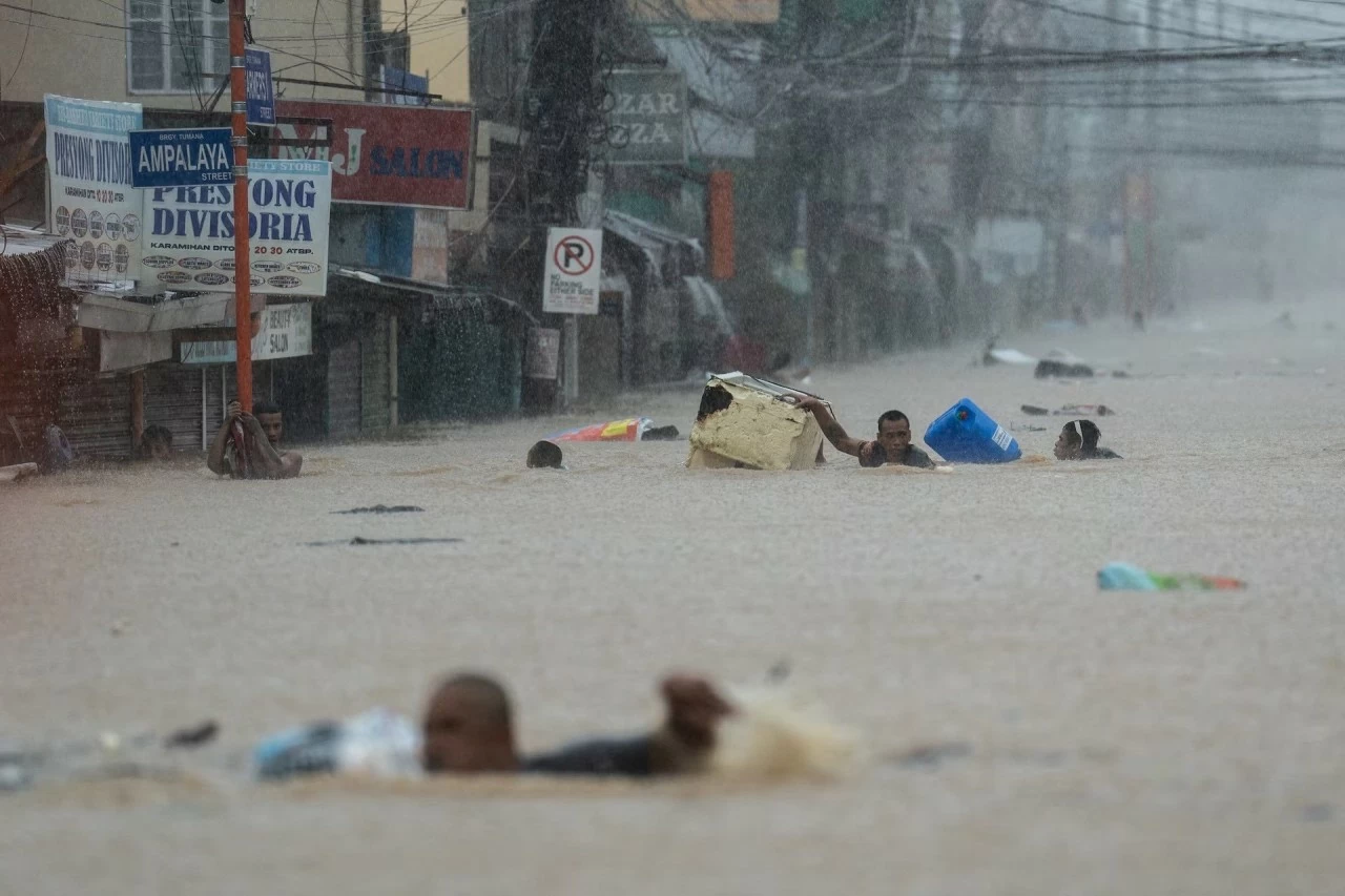 Philippines: Đường phố thủ đô Manila chìm trong nước sau cơn bão Gaemi