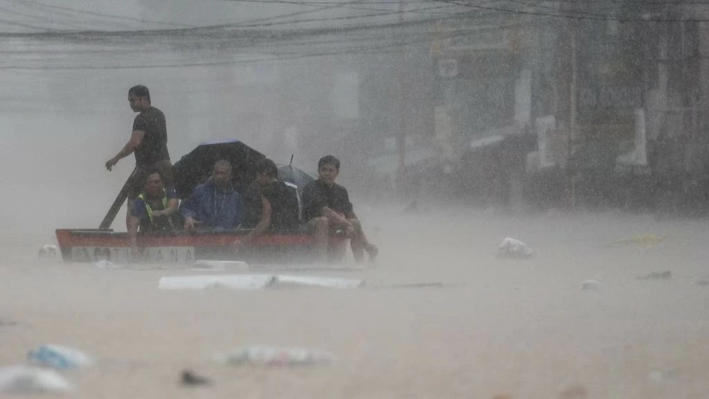 'Rốn bão' Philippines lại oằn mình chống lũ, Manila chìm trong biển nước