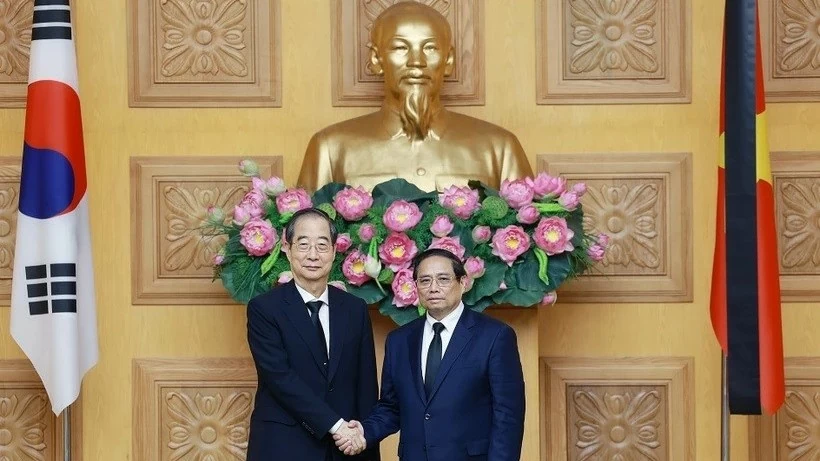 Prime Minister Pham Minh Chinh welcomes  Korean counterpart Han Duck Soo