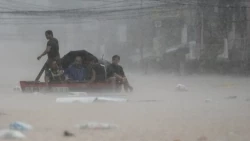 'Rốn bão' Phililppines lại oằn mình chống lũ, Manila chìm trong biển nước