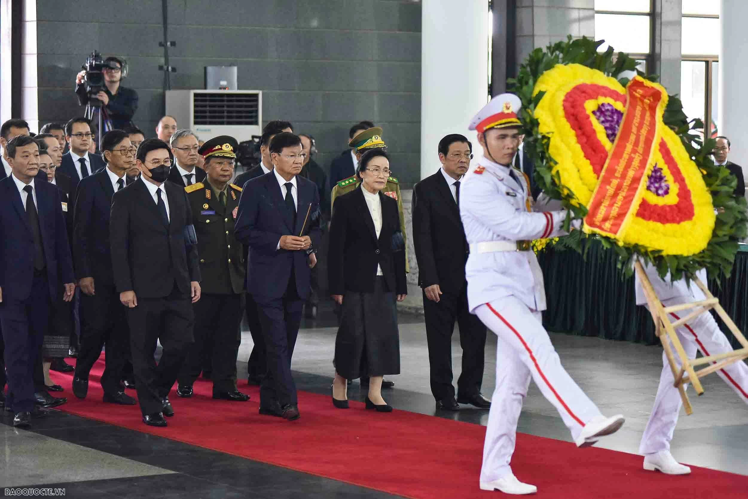 Tổng Bí thư, Chủ tịch nước Thongloun Sisoulith và Phu nhân viếng Tổng Bí thư Nguyễn Phú Trọng