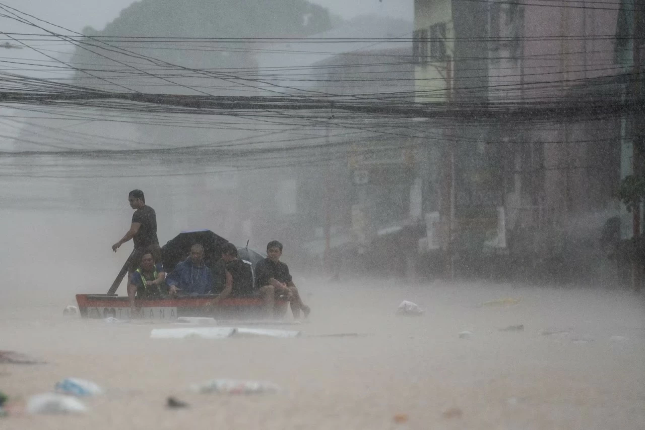 Philippines: Đường phố thủ đô Manila chìm trong nước sau cơn bão Gaemi