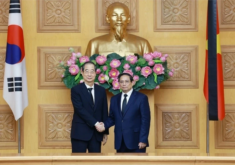 Prime Minister Pham Minh Chinh welcomes Korean counterpart Han Duck Soo